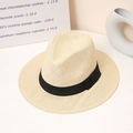 Nahaufnahme eines beigen Strohhuts mit schwarzem Band auf minimalistischem Hintergrund - M (56-58cm) / Beige