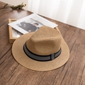 Handgewebter khakifarbenen Panama-Strohhut mit Schachbrettband auf dunklem Holz - M (56-58cm) / Khaki
