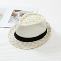Détail du chapeau fedora en maille crème avec bord à carreaux et ruban noir élégant - L (58-60cm) / Blanc Lait