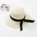 Détail d'un chapeau de paille beige avec texture tissée et nœud en ruban de soie noir - M / Blanc Lait
