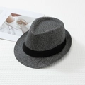 Dettaglio di un cappello Fedora classico con trama grigia mista e nastro nero sobrio - L (58-60cm) / Grigio