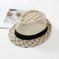 Détail d'un chapeau d'été avec maille respirante et bord tissé à carreaux chic - L (58-60cm) / Beige
