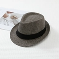 Dettaglio del cappello fedora intrecciato marrone con nastro nero su sfondo testurizzato - L (58-60cm) / Marrone