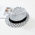 Détail de la calotte en maille blanche respirante et du bord à damier noir et blanc - L (58-60cm) / Blanc