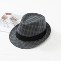 Detailansicht grauer Karo-Fedora-Hut mit schwarzem Band auf strukturiertem Stoff - L (58-60cm) / Dunkelgrau Karo (C)