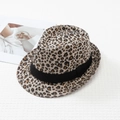 Detailansicht des Leopardenmuster-Filzhuts mit schwarzem Band und strukturierter Oberfläche - L (58-60cm) / Beige