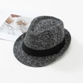 Detailopname van grijze wollen fedora hoed met een zwarte decoratieve band op witte basis - L (58-60cm) / Zwart