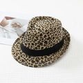 Stilvoller Fedora Hut mit Leopardenmuster und schwarzem Band auf weißem Hintergrund - L (58-60cm) / Khaki