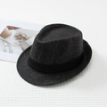 Detail van donkergrijze geruite fedora hoed met rode strepen en zwart lint op wafelstof - L (58-60cm) / Rode Vensterglas Visgraat Stijl / Zwart