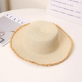 Sombrero de paja de copa plana con bordes deshilachados para playa en una mesa blanca - M(56-58cm) / Beige