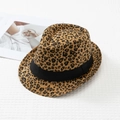 Detail eines Fedora-Hutes mit Leopardenmuster, schwarzem Dekoband und Wollstruktur - L (58-60cm) / Gelb