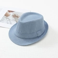 Sombrero fedora clásico de mezclilla azul claro con cinta elegante sobre fondo blanco - L (58-60cm) / Azul