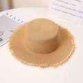Vista detallada de la textura del sombrero de paja con borde deshilachado y copa plana - M(56-58cm) / Caqui