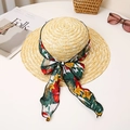 Detalle de un sombrero de paja de ala ancha con cinta de flores de colores y un lazo - M / Short Brim
