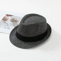 Detailopname van donkergrijze visgraat fedora hoed met zwart lint op witte stof - L (58-60cm) / Oranje Vensterglas Visgraat Stijl / Grijs