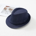 Vista detallada del sombrero Fedora de mezclilla azul oscuro con textura de sarga fina - L (58-60cm) / Azul Marino