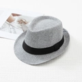 Detail eines grauen Fedora-Hutes mit atmungsaktiver Webstruktur und schwarzem Band - M (56-58cm) / Hellgrau