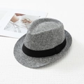 Detaillierte Textur eines grauen Jazz-Fedora-Huts mit schwarzem Ripsband-Dekorband - M (56-58cm) / Dunkelgrau