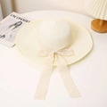 Detalle de sombrero de paja de ala ancha con lazo de encaje y textura de tejido - M / Blanco Leche