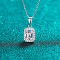 Collana in argento S925 con ciondolo in moissanite taglio radiant su sfondo glitterato - Argento 925 / 1 Carato Moissanite (Taglio Smeraldo)