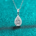 Elegante collana in argento sterling S925 con pendente in moissanite a pera su sfondo glitter - Argento 925 / 1 Carato di Moissanite