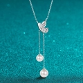 Collana a farfalla in argento S925 con moissanite e perle su sfondo blu scintillante - Moissanite 1ct / Perla d'Acqua Dolce 6mm e 8mm / Argento 925