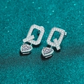 Schitterende S925 zilveren hart oorbellen met Moissanite op een glitter achtergrond - 925 zilver / 2 Karaat Paar (1 ct elk)