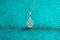 Nahaufnahme des 925 Silber Wassertropfen-Anhängers mit Moissanit und Zirkonia-Pflaster - 0,3 Karat Moissanit / 925er Silber