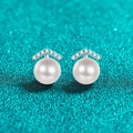 Orecchini a lobo in argento 925 con perle tonde e accenti in moissanite a forma di V - 0,11ct Moissanite / 8-9mm Perla d'Acqua Dolce / Argento 925