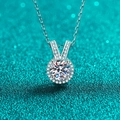 Collar de moissanita en plata S925 con colgante orejas de conejo y engaste halo fino - Plata 925 / Moissanita de 1 Quilate