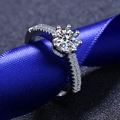 S925 Silber Moissanit Ring mit Kronen-Sechsklauen-Fassung und seitlicher Diamantreihe - US 9 / Moissanit-Stil