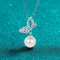 Collar de mariposa de plata S925 con perla y moissanita sobre un fondo verde brillante - Estilo Perla Moissanita 56 Puntos / Plata 925