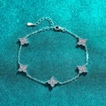 Bracciale in argento sterling S925 con cinque ciondoli a fiore e zirconi lucenti - Argento 925 / 2 Carati di Moissanite