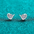 Orecchini a lobo a cuore in argento sterling S925 con moissanite su sfondo glitter blu - Stile Cuore Moissanite 60 Punti / Argento 925