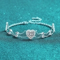 Pulsera de plata S925 con moissanita azul en forma de corazón sobre fondo brillante - 1 Quilate de Moissanita / Plata 925