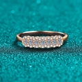 Minimalistischer S925 Silberring in Champagner-Gold mit Moissanit-Reihe und Pavé-Details - US 8 / Champagner Gold Moissanit Stil