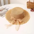 Flacher Strohhut mit Perlen, ausgefranstem Rand und Organzaschleife für Damen im Sommer - M(56-58cm) / Khaki