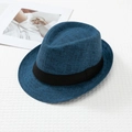 Dettaglio di un cappello fedora blu intrecciato con nastro nero decorativo - L (58-60cm) / Blu