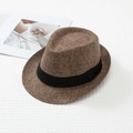 Dettaglio di un cappello fedora in paglia marrone con una classica fascia nera decorativa - L (58-60cm) / Cachi