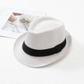 Primo piano dettagliato di un cappello fedora in paglia a righe con nastro nero - L (58-60cm) / A Righe Bianche
