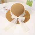Detalle de sombrero de paja con lazo de malla y adornos de perlas blancas elegantes - M / Caqui