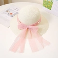Detalle de sombrero de paja con lazo de tul rosa y adornos de perlas elegantes - M / Blanco Leche
