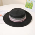Detail eines schwarzen flachen Strohhuts mit buntem Ethno-Stickband und feinem Geflecht - M (56-58cm) / Schwarz