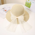Detalle de sombrero de paja con lazo grande de malla y elegantes perlas blancas - M / Beige