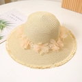 Detalle de sombrero de paja con flores de tul albaricoque y perlas blancas decorativas - M (56-58cm) / Beige