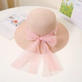 Detalle de sombrero de paja rosa con lazo de tul y perlas para estilo de verano - M / Rosa Carne