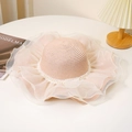 Detalle de sombrero de paja con ala ancha, encaje de organza y adornos de perlas blancas - M (56-58cm) / Rosa Carne