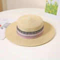 Flacher Strohhut mit geometrischem Musterband auf einem sommerlichen Dekotisch - M (56-58cm) / Beige