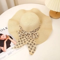 Detalle de sombrero de paja de verano con ala ancha ondulada y lazo de cinta floral - M (56-58cm) / Beige
