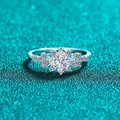 Anillo elegante de plata S925 con moissanita corte princesa sobre fondo azul brillante - Talla 21 / Circonita Cuadrada de 5,5mm
